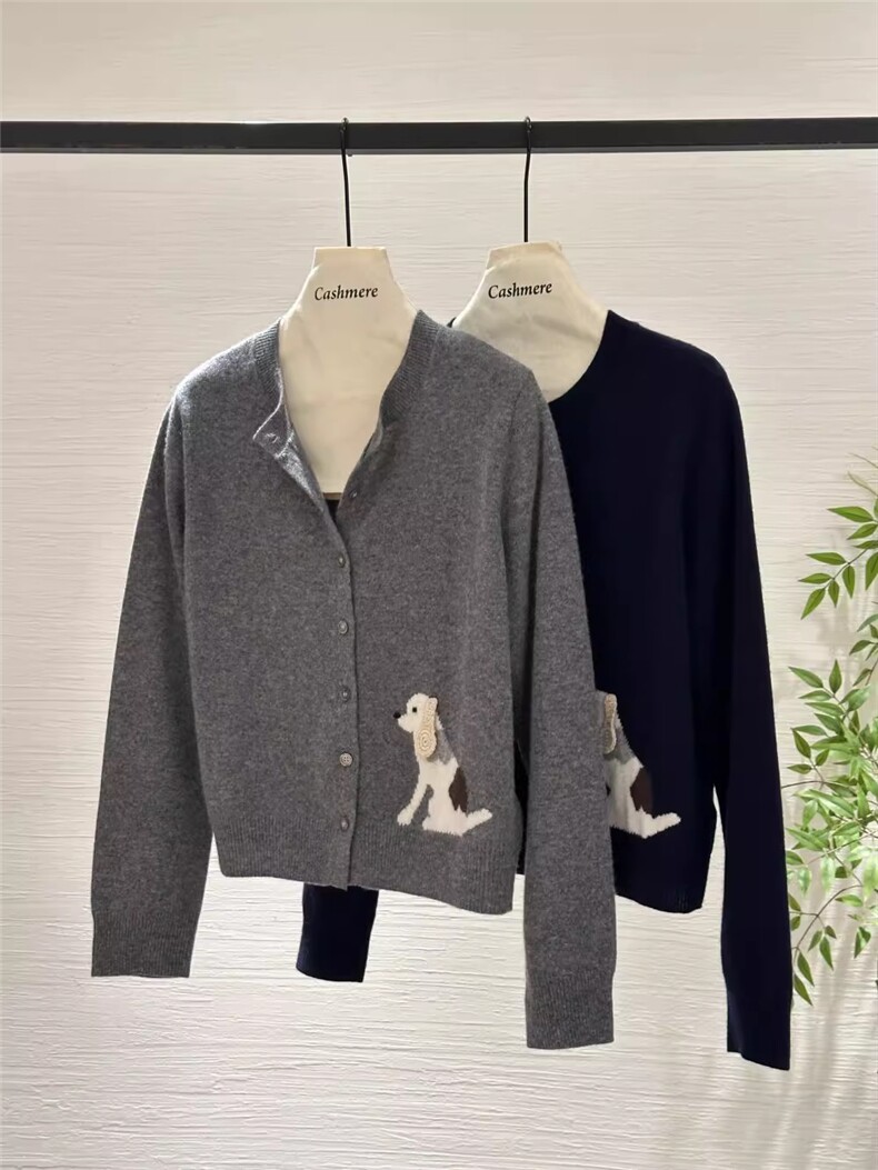 2025年秋季常规时尚百搭通勤新款手绣小狗开衫，女装羊绒衫，窄众羊绒