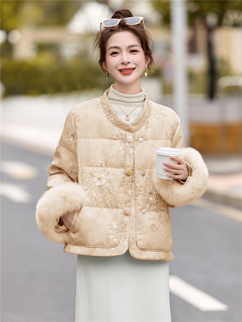 现货。2025年潮冬季真狐狸毛重工刺绣短款新中式羽绒服新款,女装羽绒服,伊仟回