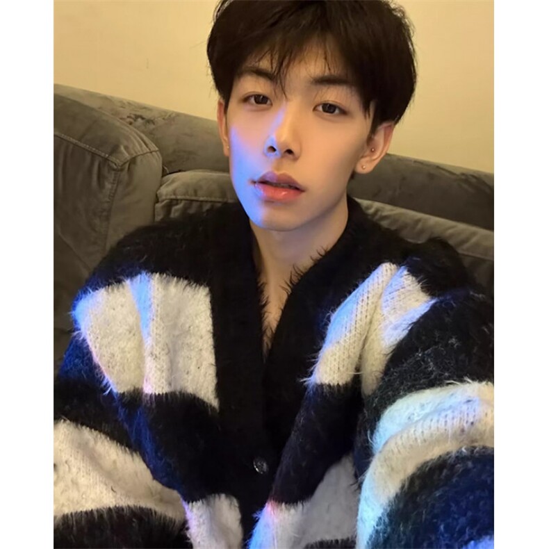 撞色V领开衫毛衣男慵懒风宽松条纹仿水貂绒针织情侣外套 MY9179图片