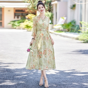 雪纺碎花连衣裙女2024夏季新款时尚高级感气质轻熟御姐范收腰显瘦图片