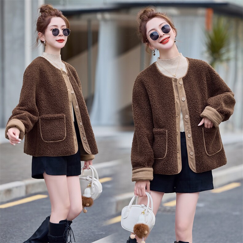 甜美长袖2024年冬季圆领单排多扣皮毛一体外套，女装羊羔毛/颗粒绒，微微衣阁