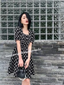 刺绣订珠连衣裙图片