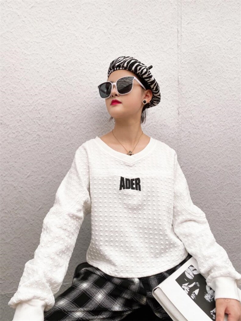 现货2021秋装Ｖ领小心机卫衣，女装卫衣/绒衫，OGENI 欧葛妮