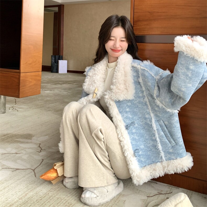 蓝色设计感皮毛一体羊羔毛厚外套女秋冬超火好看高级小众加绒棉服,女装毛呢外套,2B190