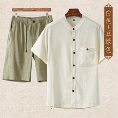 白色上衣＋豆绿短裤