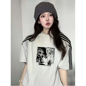抖音得物品质二开240克宽松纯棉美式潮牌印花三条杠中性风短袖T恤图片