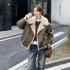 军绿色短款羊羔毛棉服女冬季双排扣毛绒翻领工装保暖棉衣皮毛一体，女装棉衣/棉服，维壹