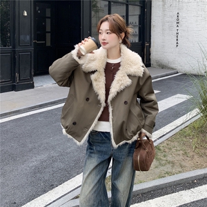 军绿色短款羊羔毛棉服女冬季双排扣毛绒翻领工装保暖棉衣皮毛一体图片