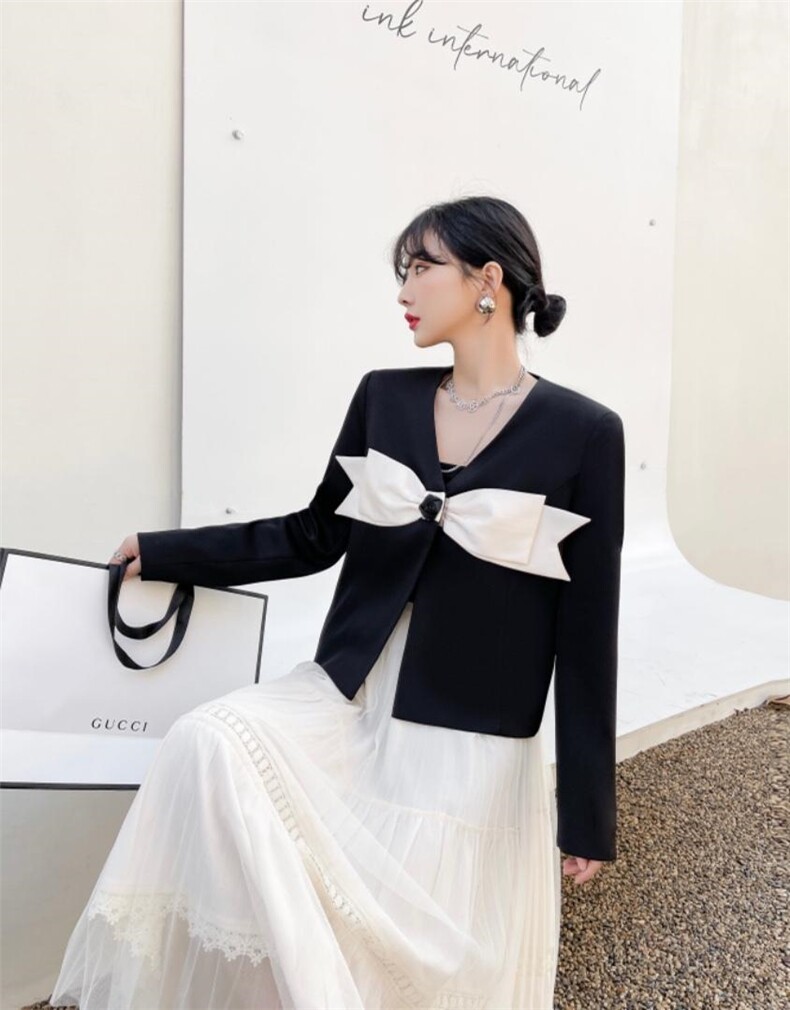 2022春款外套黑白两色，撞色设计，立体玫瑰花扣，其它，贻思茗