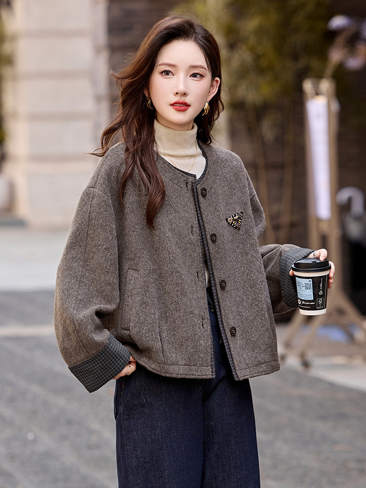现货小香风圆领毛呢短外套女2026秋季新款复古拼接皮衣百搭上衣,女装毛呢外套,依如秀(原杭风阁)