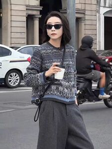 女士秋冬羊毛名族风开衫柔软舒适保暖图片