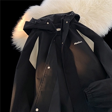 黑色