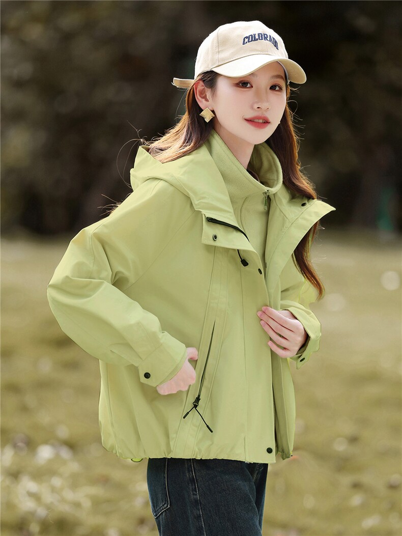 户外休闲连帽冲锋衣三合一外套女2025冬新款宽松显瘦加绒保暖上衣,女装套装/套裙,丽影随形