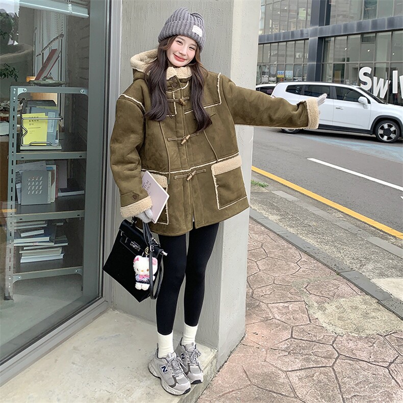 军绿色麂皮绒羊羔毛外套女冬季2025新款连帽牛角扣皮毛一体棉服,女装棉衣/棉服,2C305