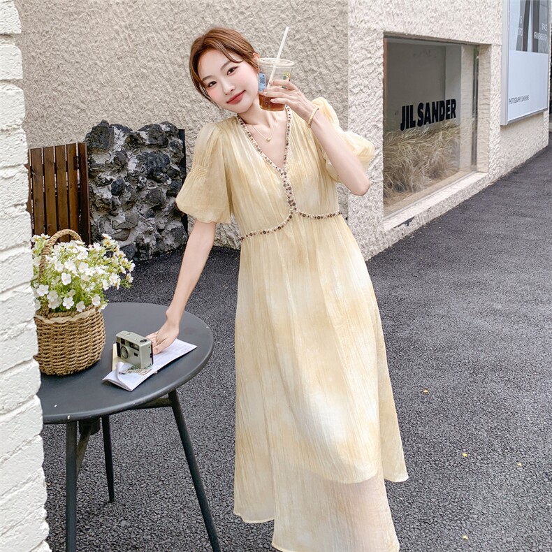 减龄复古刺绣黄色泡泡袖连衣裙女夏2026新款海边度假独特别致裙子,女装连衣裙,霓裳依族
