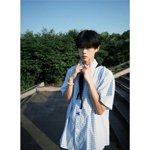 蓝色泡泡纱短袖衬衫男女夏季设计感纽扣格子衬衣休闲情侣外套图片