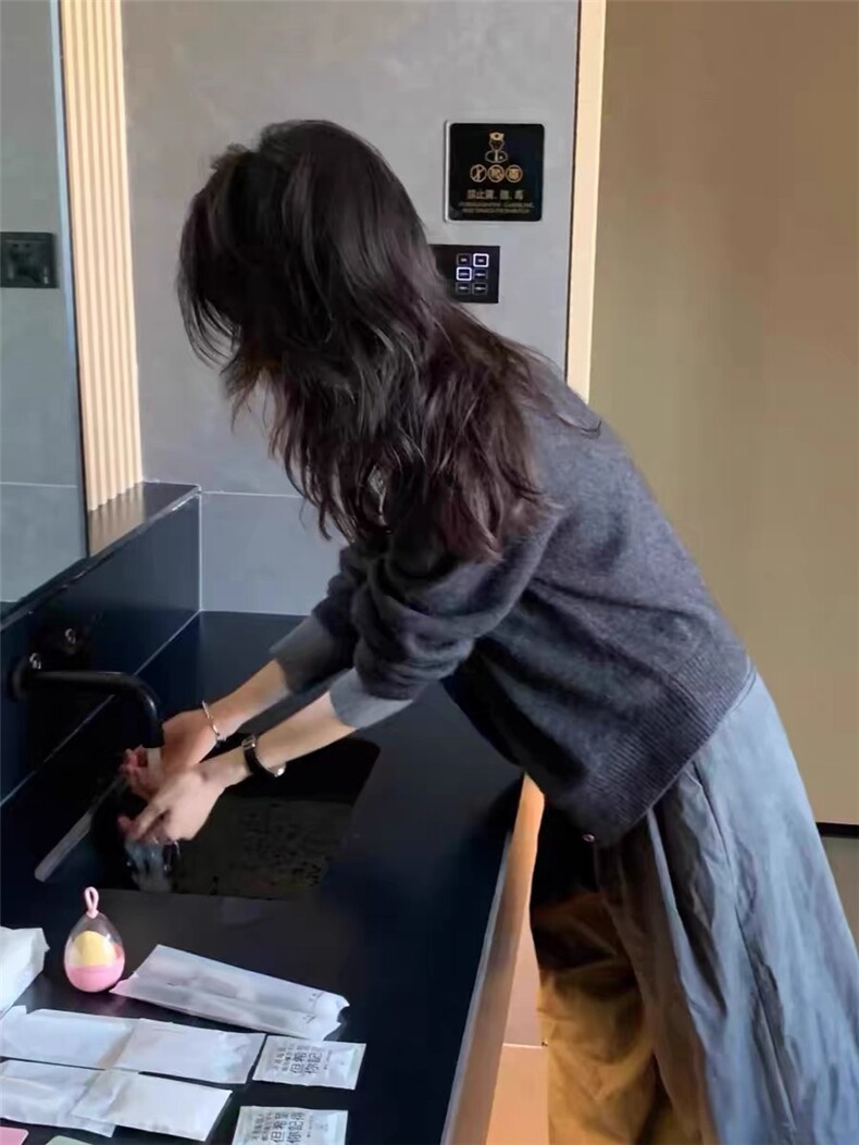 美丽诺羊毛开衫女秋冬灰色假两件针织衫高级感老钱风毛衣外套,女装羊毛衫,千御纺羊绒