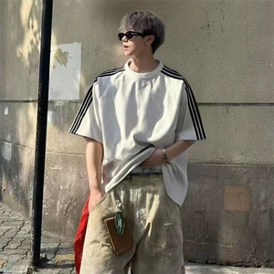 抖音得物品质二开240克宽松纯棉美式潮牌印花三条杠中性风短袖T恤图片