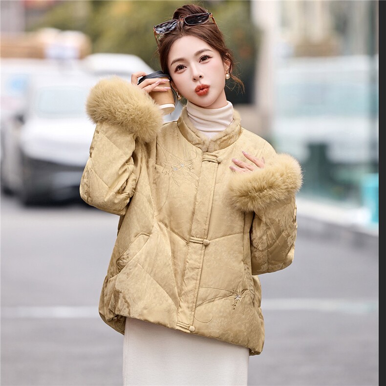 新中式立领羽绒服女2025冬季新款巨好看刺绣大毛领白鸭绒外套,女装羽绒服,丽影随形