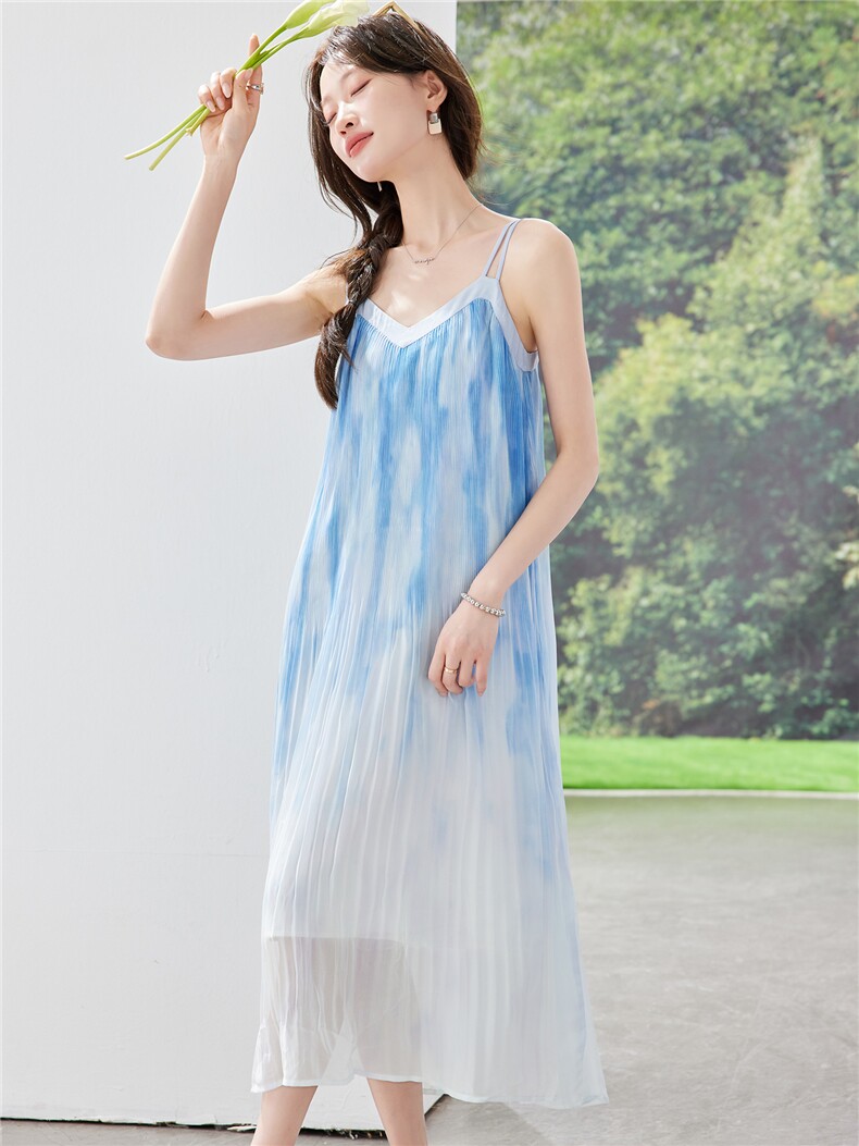 《现货26夏上新》V领吊带蓝色渐变褶皱海边度假连衣裙女,商品下架区,时尚风爆