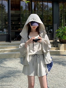 薄款透气设计感防晒两件套2025夏季时髦连帽抽绳上衣搭配短裤套装图片