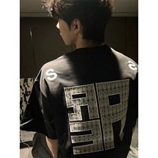 黑色