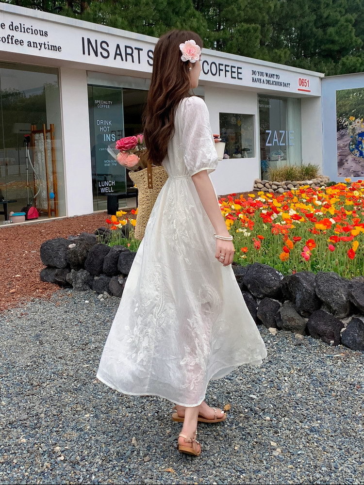 新中式法式V领高级感刺绣连衣裙女米色温柔度假风绝美初恋茶歇裙,女装连衣裙,浙宝208A