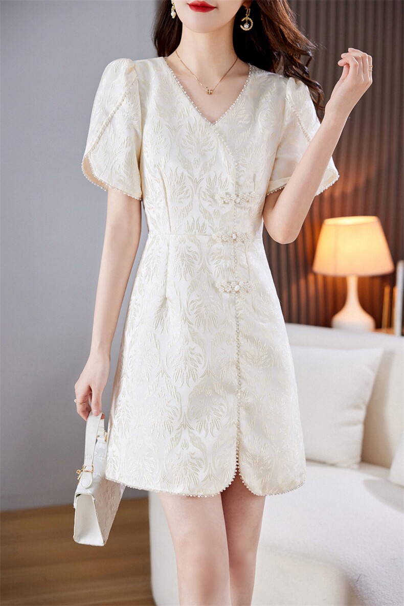 新款夏装V领中腰民族风复古短袖泡泡袖三粒扣减龄连衣裙,女装连衣裙,施恩睿棋