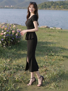 欧货小黑裙2026夏季新款欧货减龄时尚潮流气质百搭显瘦连衣裙女潮图片