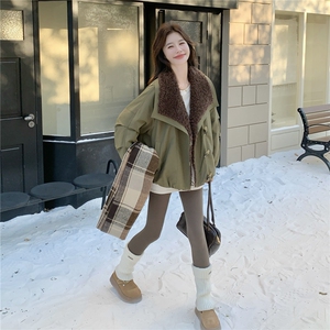 军绿色复古工装羽绒服女冬季2025新款白鸭绒内胆羊羔毛拼接派克服图片