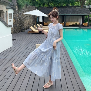 浅蓝色度假风刺绣碎花宽松连衣裙女夏2025新款高级感绝美显瘦裙子图片
