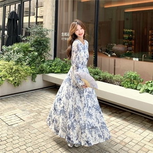 蓝色超仙绝美碎花裙长裙女2025秋新款法式显瘦度假风超好看连衣裙图片