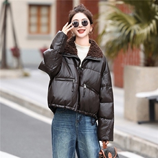 2025蛋白pu皮羽绒服女短款冬季新款免洗羊羔毛领小个子白鸭绒外套，女装羽绒服，意芙