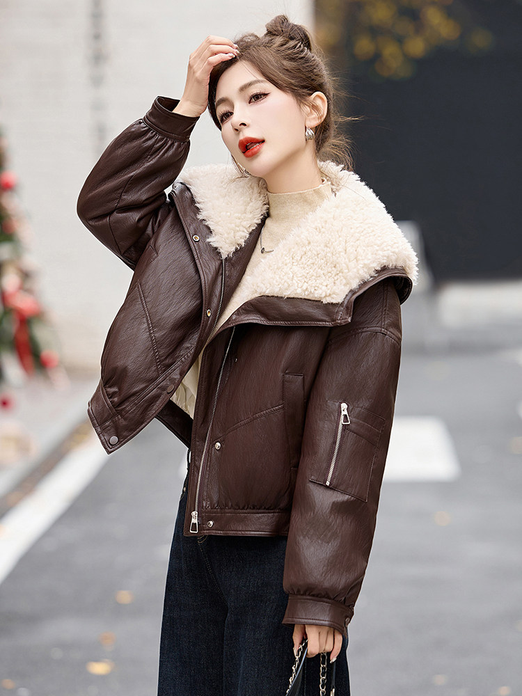 现货。现货。2024年皮衣拼接仿羊羔毛白鸭绒短款羽绒服,女装羽绒服,艾仟回(原伊仟回)