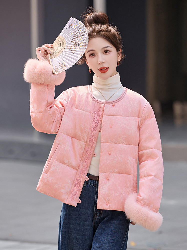 现货。2025年潮冬季真狐狸毛重工刺绣钉珠短款新中式羽绒服新款,女装羽绒服,艾仟回(原伊仟回)