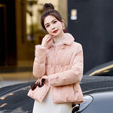 水貂毛拼接国风刺绣羽绒服女2025冬季新款粉色气质白鸭绒短款外套，女装羽绒服，美沁