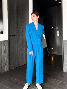 2022年春四粒扣小款西服图片
