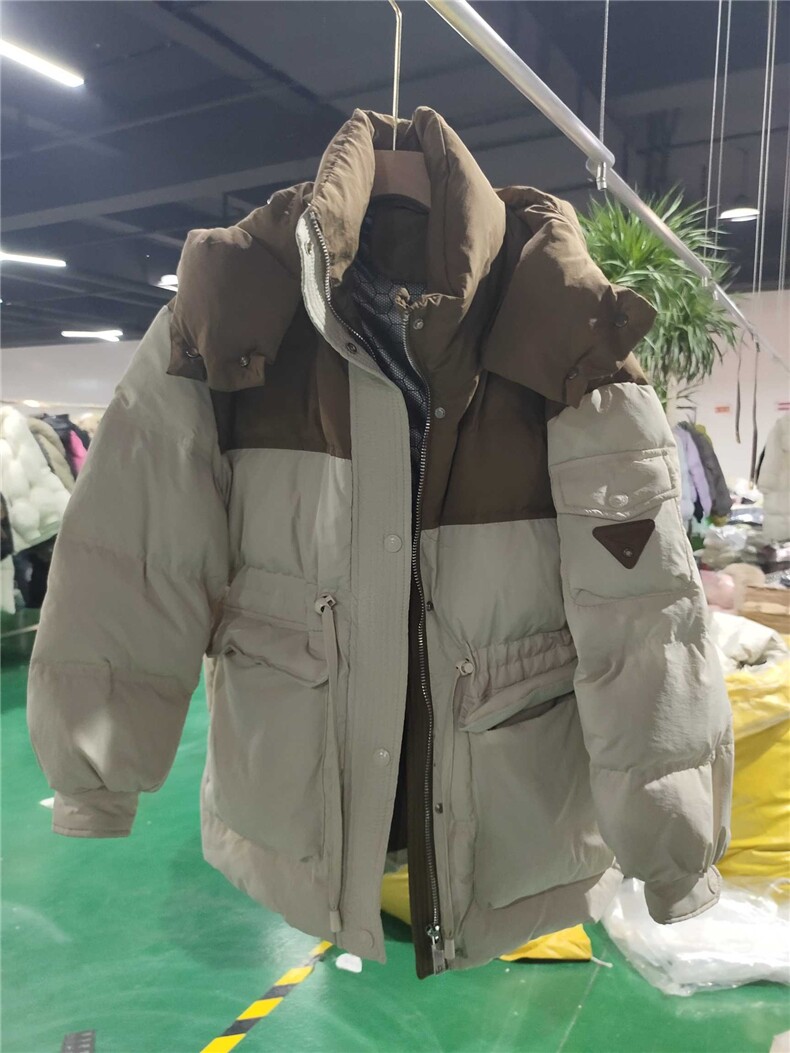 2024年秋冬季新款保暖鸭绒工装收腰连帽拼接撞色羽绒服,女装羽绒服,牛米欧羽绒服工厂店