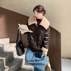咖色羊羔毛翻领羽绒内胆皮衣外套女2025冬季新款时髦洋气保暖上衣图片