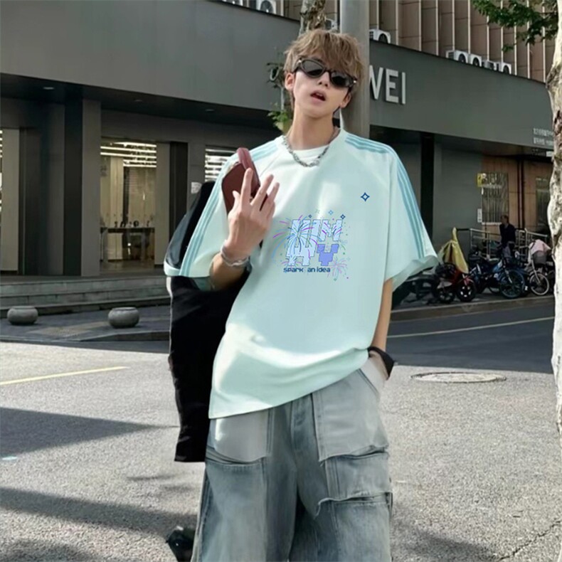 抖音得物品质二开240克宽松纯棉美式潮牌印花三条杠中性风短袖T恤,男装T恤,电商A486