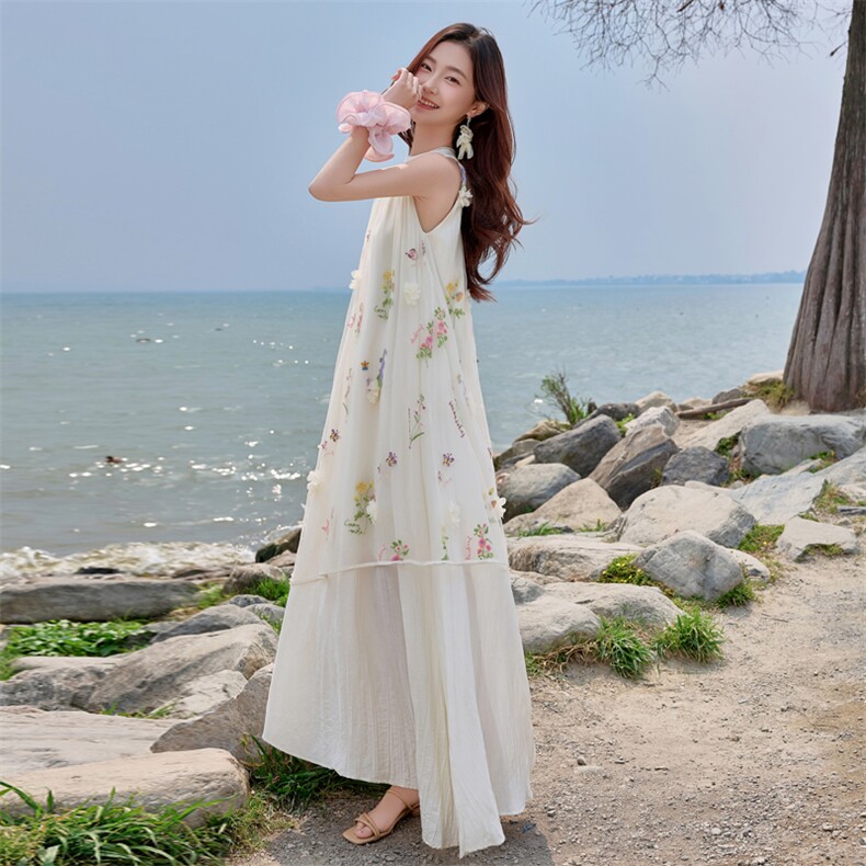 杏色立体花朵刺绣挂脖连衣裙女2025初夏新款法式高级感白月光长裙,女装连衣裙,难舍钰依