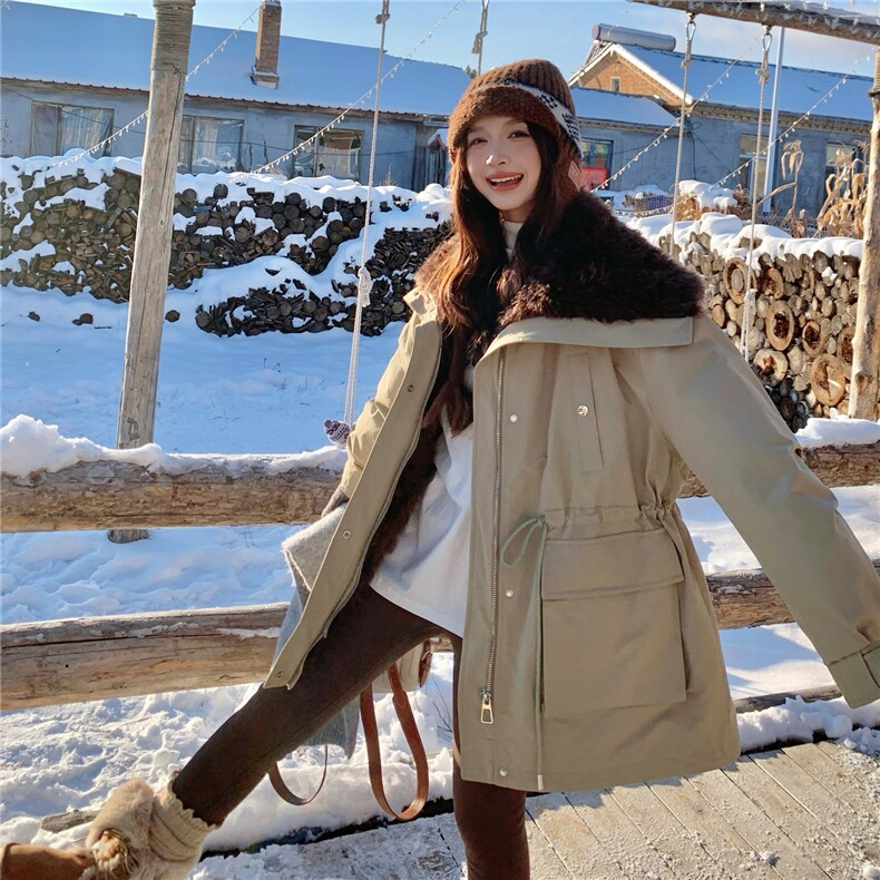 卡其色工装羊羔毛拼接羽绒服2025新款女冬抽绳收腰皮毛一体厚外套,女装羽绒服,2C159