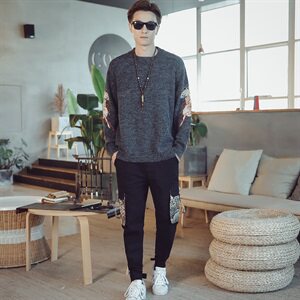 9056*咖啡厅中国风男士秋冬麒麟绣花毛衣针织衫男 黑色全身 *P75图片