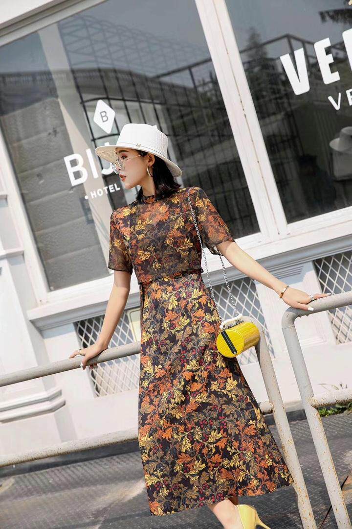 碎花气质连衣裙，女装连衣裙，蓝芝衣秀