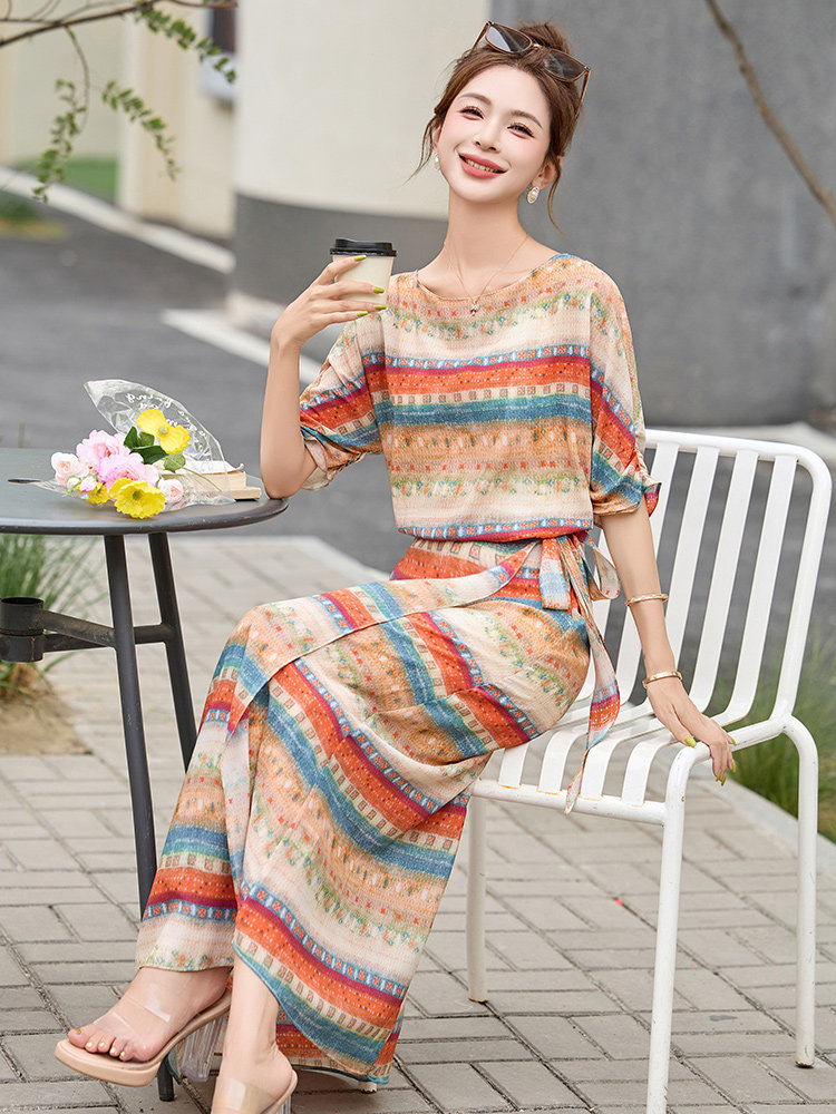 波西米亚风彩色条纹印花连衣裙女夏2026新款气质系带收腰显瘦长裙,女装连衣裙,美沁