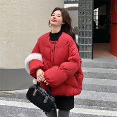 大毛领红色羽绒服女冬2025超火好看高级小众独特漂亮短款加厚外套，女装羽绒服，2C236