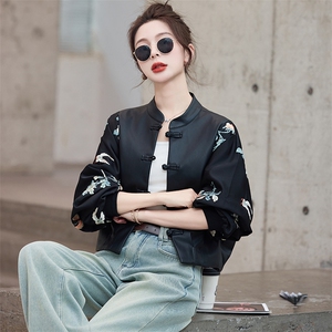 蝴蝶刺绣拼接盘扣皮衣外套女2025春新款休闲百搭新中式棒球服上衣图片