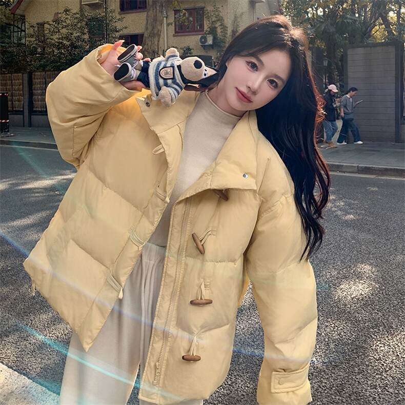 立领奶黄色牛角扣羽绒服女冬季2025新款温柔风奶乎乎爆款高级感，女装羽绒服，蝶眷