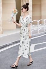 法式气质V领水墨印花连衣裙女2026夏季新款收腰显瘦洋气减龄裙子，女装连衣裙，倪叶myz