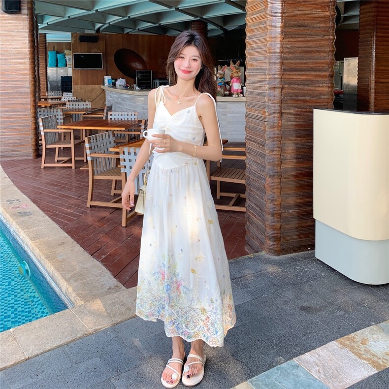 多巴胺绝美碎花细吊带连衣裙女2025夏季新款法式温柔风度假裙子,女装连衣裙,2D078